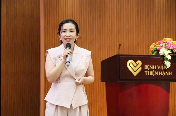BSCKII Phạm Hồ Thúy Ái trình bày chuyên đề về dydrogesterone.