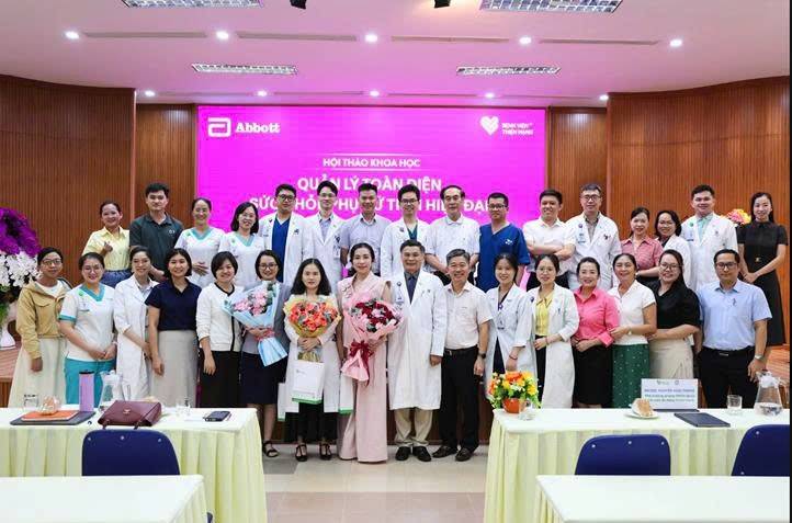 Các đại biểu tham dự hội thảo cùng chụp ảnh lưu niệm