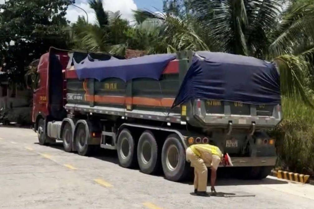 Cái giá của "quá tải": Xe đầu kéo bị phạt 52 triệu đồng và bị tước phù hiệu