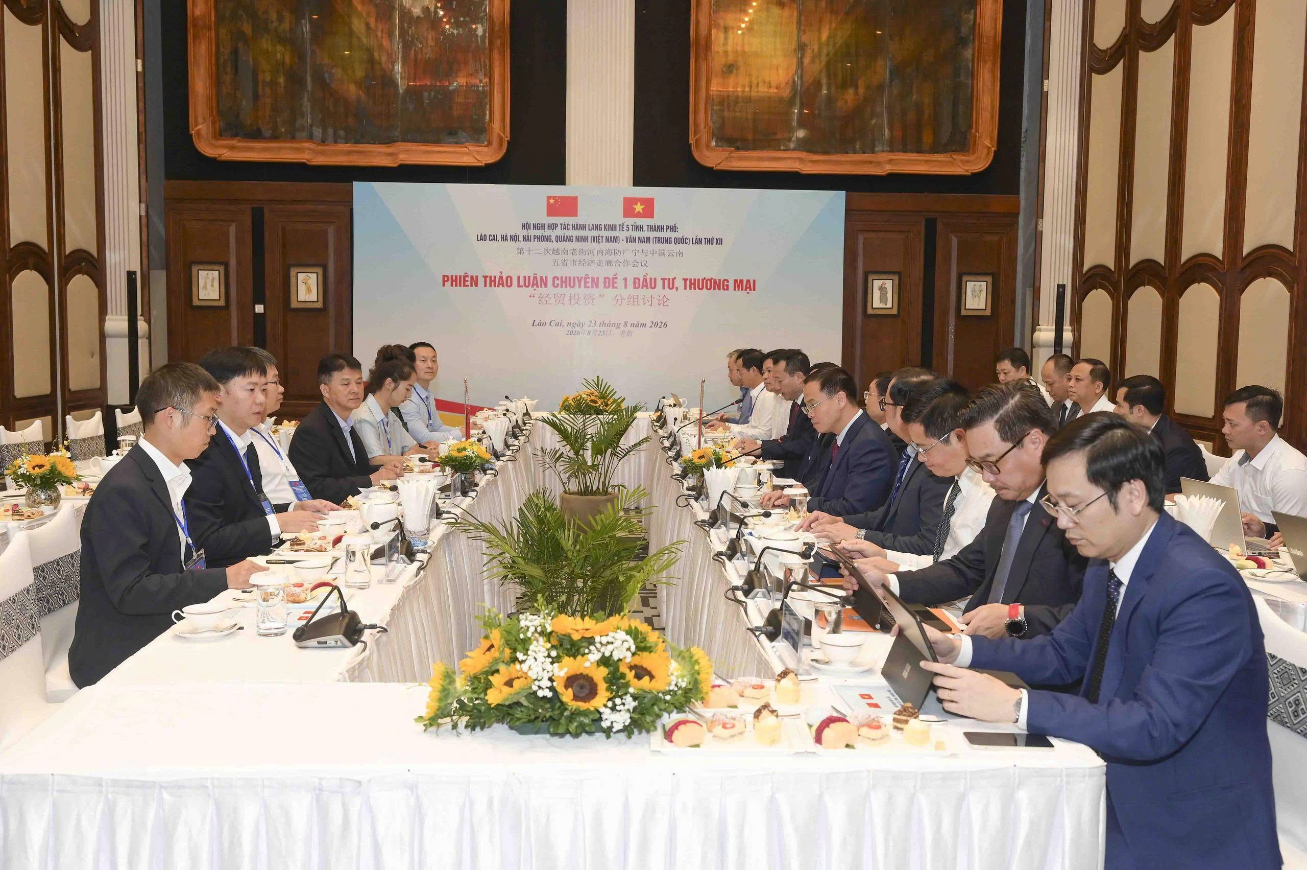 Các đại biểu tham dự phiên thảo luận chuyên đề đầu tư, thương mại