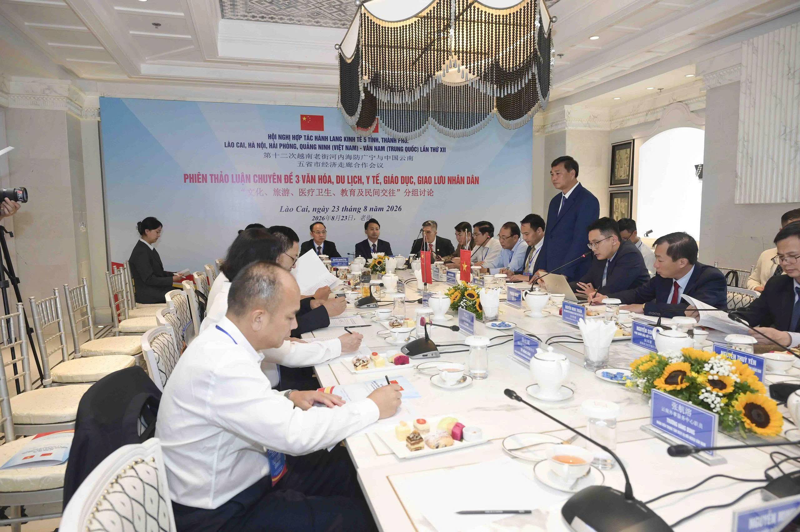 Các đại biểu tham dự phiên thảo luận chuyên đề 3 văn hóa, y tế, giáo dục và giao lưu nhân dân
