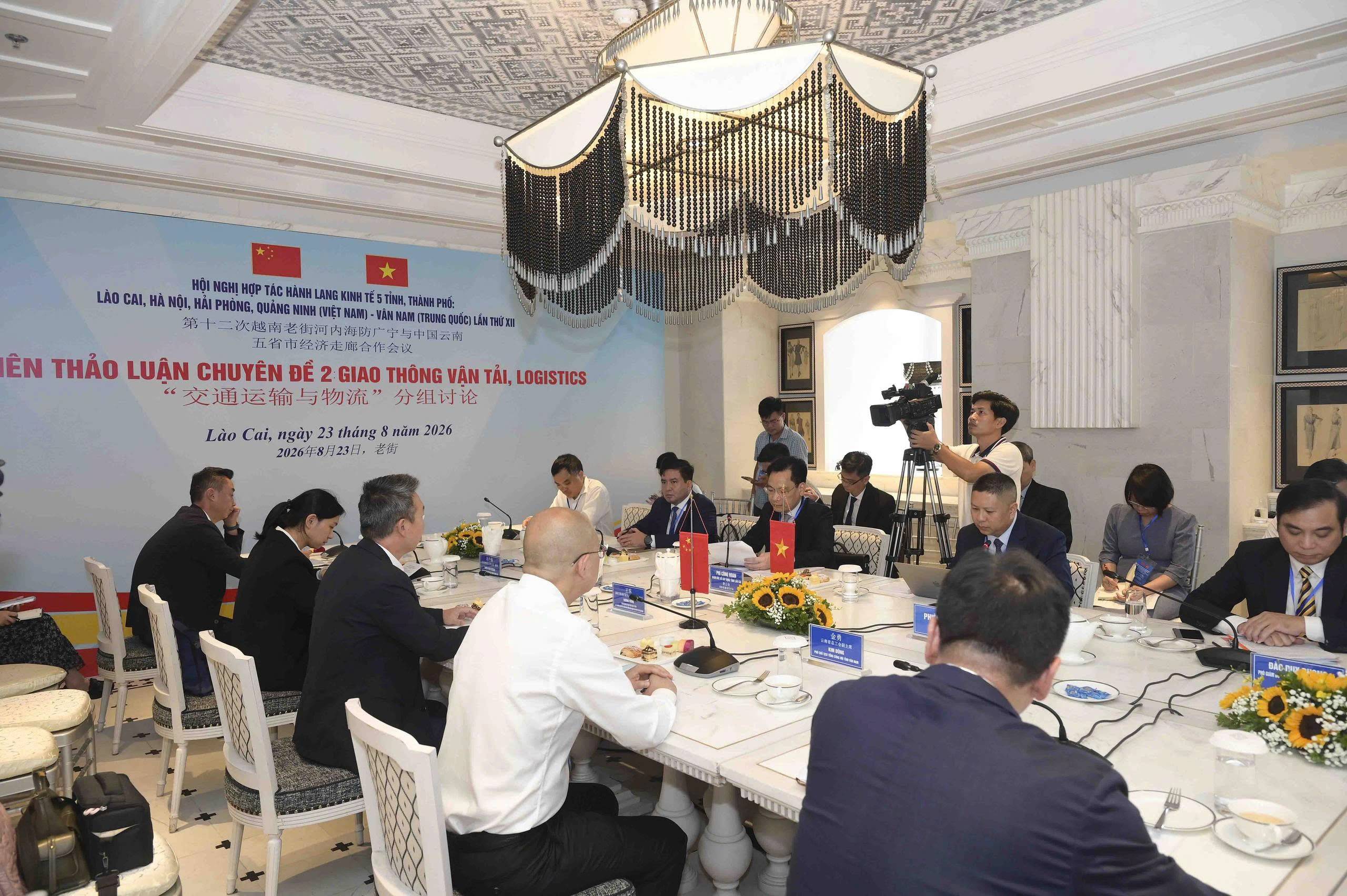Các đại biểu tham dự phiên thảo luận chuyên đề 2 giao thông vận tải, logistic