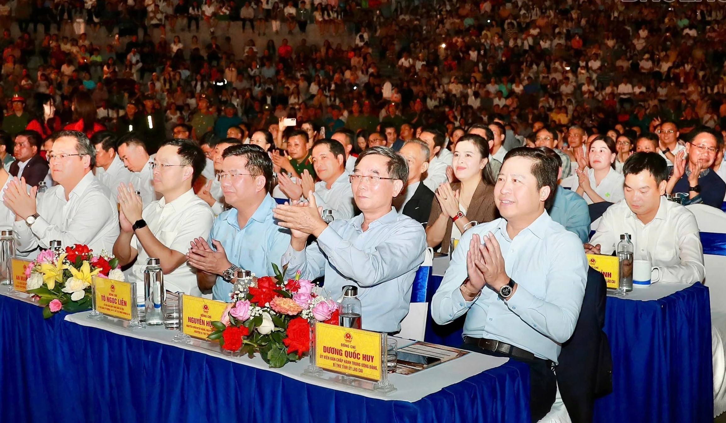 Dự chương trình có Bí thư Tỉnh ủy Lào Cai Dương Quốc Huy; lãnh đạo, nguyên lãnh đạo tỉnh; đại diện các bộ, ngành Trung ương; các địa phương Hà Nội, Hải Phòng, Quảng Ninh cùng đoàn đại biểu tỉnh Vân Nam, Trung Quốc.
