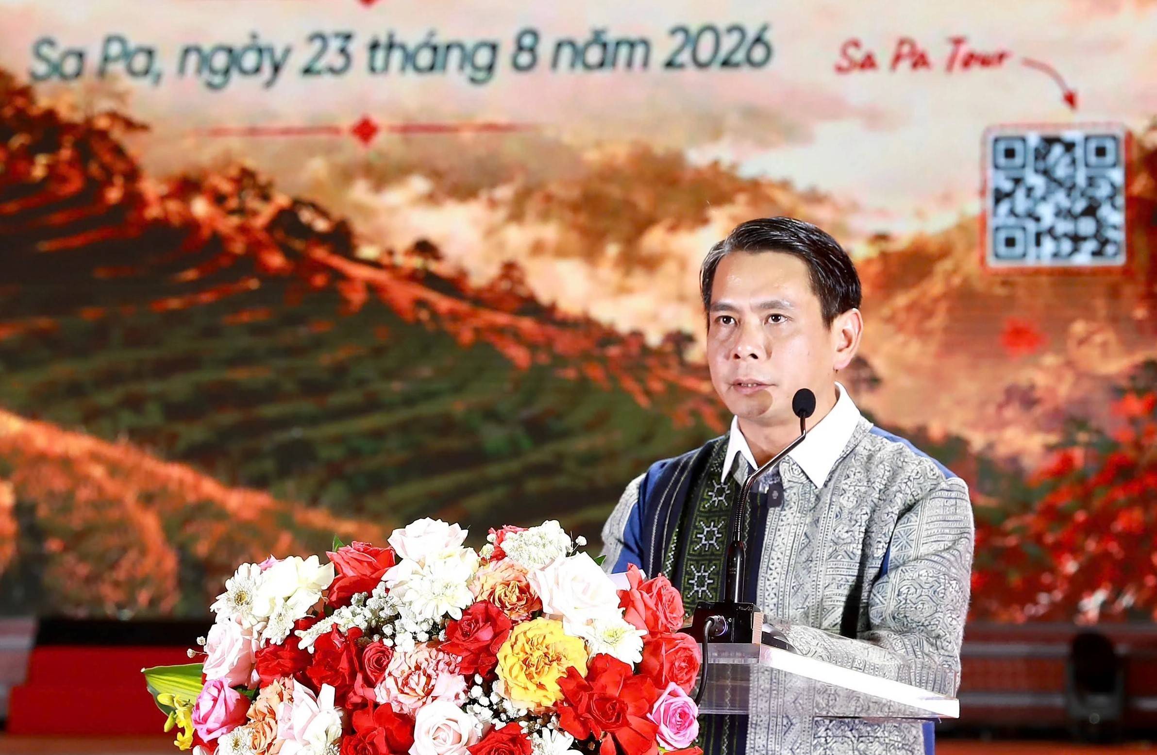 Đặng Việt Dũng, Phó Chủ tịch Thường trực UBND phường Sa Pa phát biểu khai mạc lễ hội.