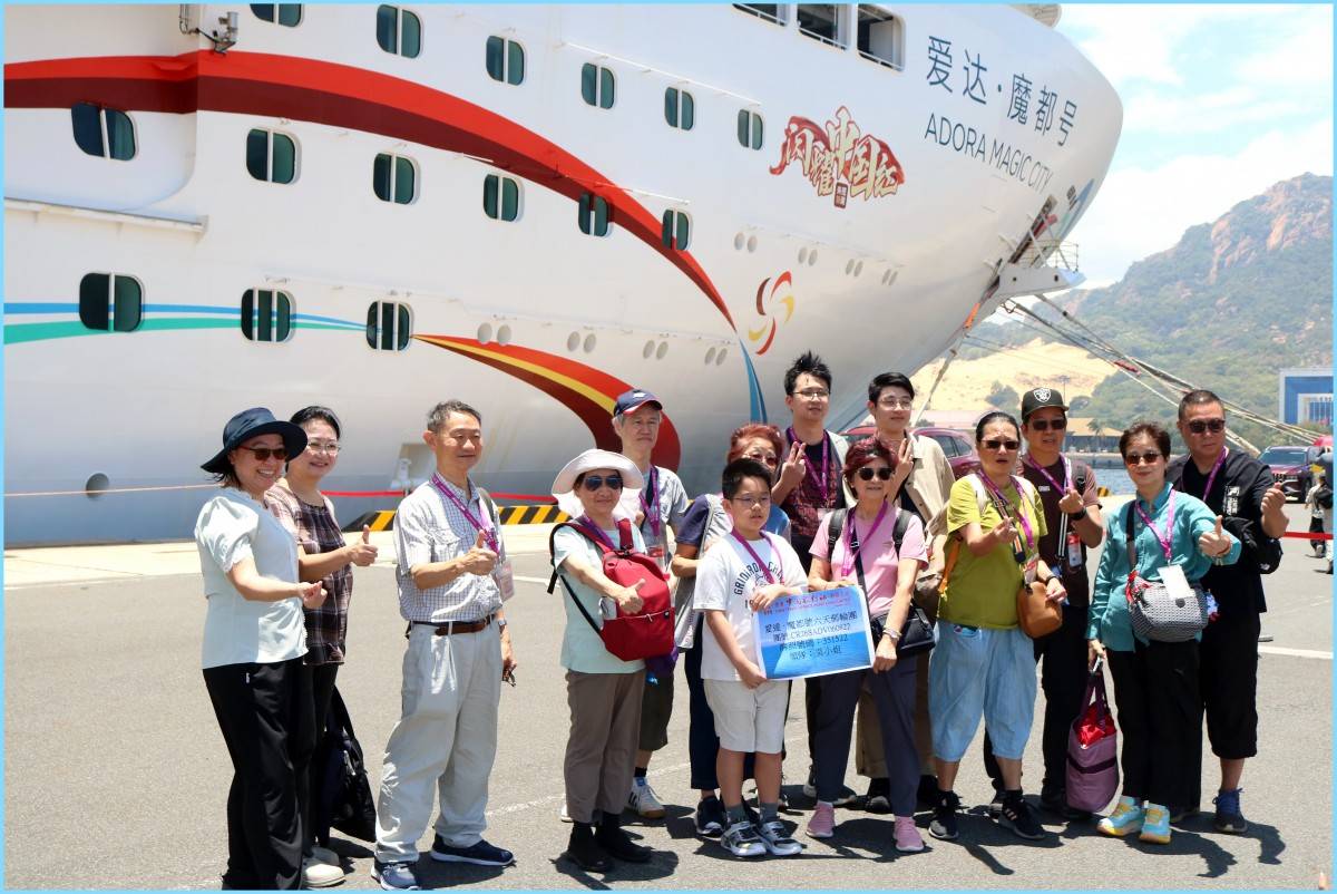 Tàu Adora Magic City đưa 4.000 du khách Trung Quốc đến Khánh Hòa