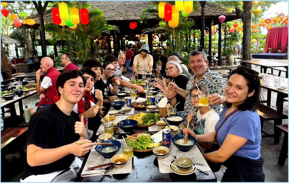 Tàu Adora Magic City đưa 4.000 du khách Trung Quốc đến Khánh Hòa