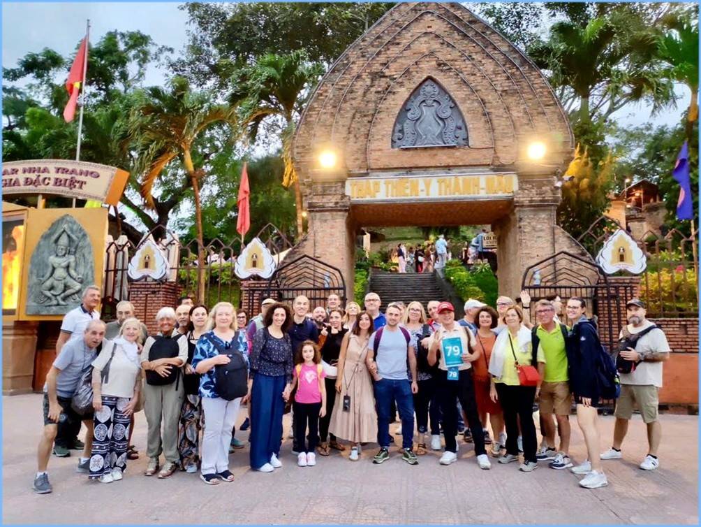 Tàu Adora Magic City đưa 4.000 du khách Trung Quốc đến Khánh Hòa