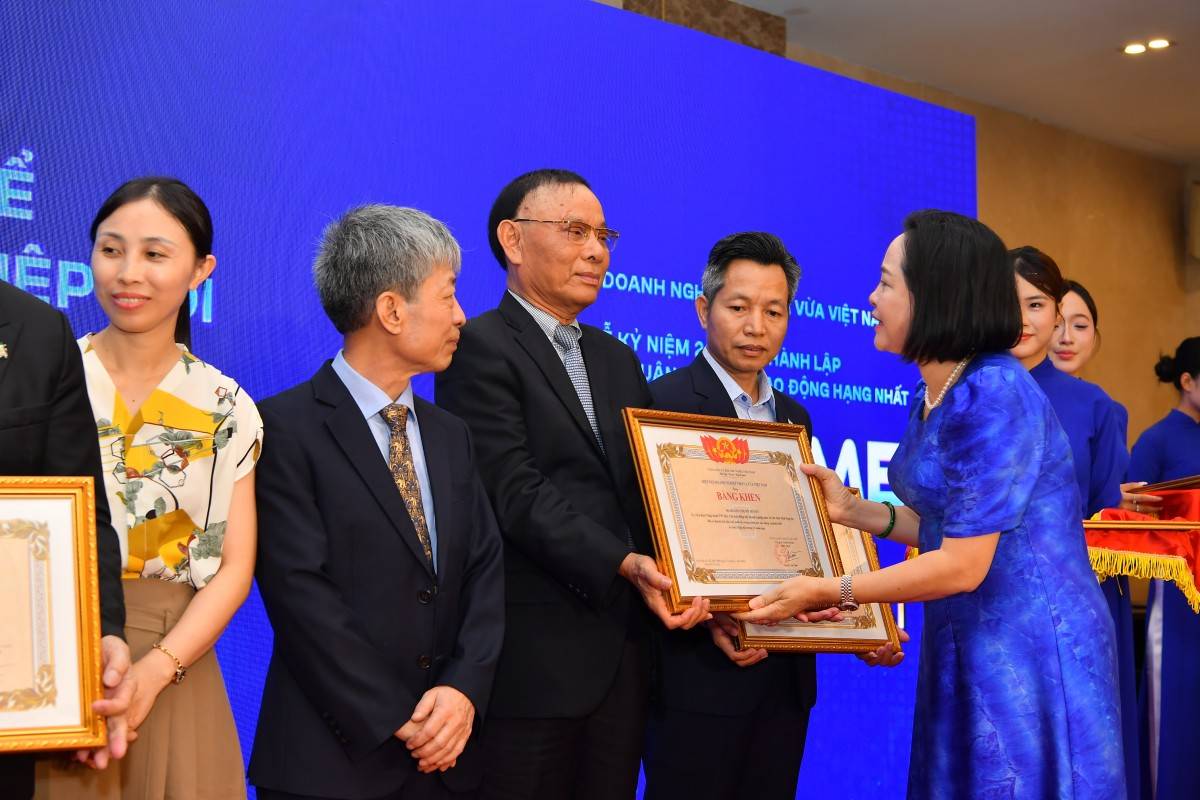 bà Nguyễn Thị Thanh, Ủy viên Ban Chấp hành Trung ương Đảng, Phó Chủ tịch Quốc hội