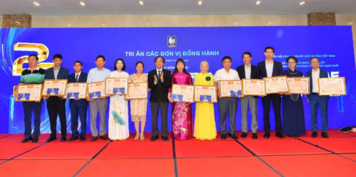 rao Bằng khen, tri ân và vinh danh 100 doanh nghiệp có nhiều đóng góp cho hoạt động của Hiệp hội.