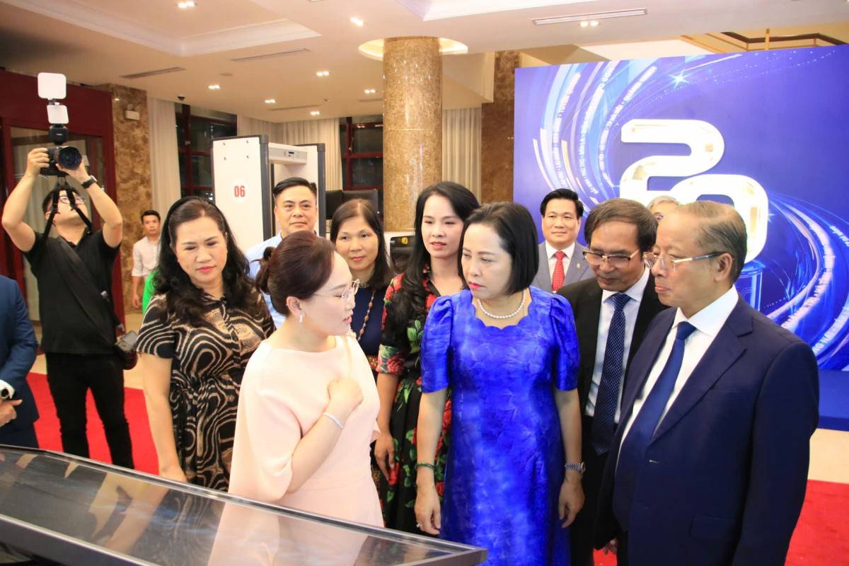 Bà Đặng Huỳnh Ức My - Chủ tịch HĐQT AgriS (áo hồng) trao đổi bên lề sự kiện với bà Nguyễn Thị Thanh - Uỷ viên Trung ương Đảng, Phó Chủ tịch Quốc hội khoá XVI (áo xanh) và ông Nguyễn Văn Thân - Chủ tịch VINASME