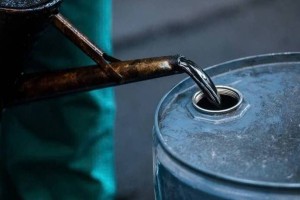 Giá dầu đảo chiều, hạ nhiệt lo ngại nguồn cung Trung Đông