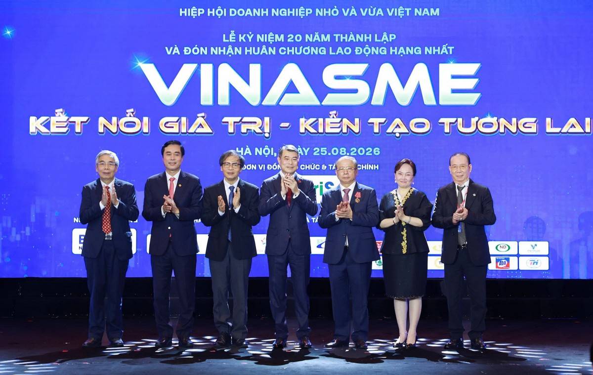 Thủ tướng Lê Minh Hưng cùng Ban Thường vụ VINASME chúc mừng dấu mốc 20 năm thành lập Hiệp hội, chính thức mở ra giai đoạn phát triển mới với tinh thần “Kết nối giá trị – Kiến tạo tương lai”.