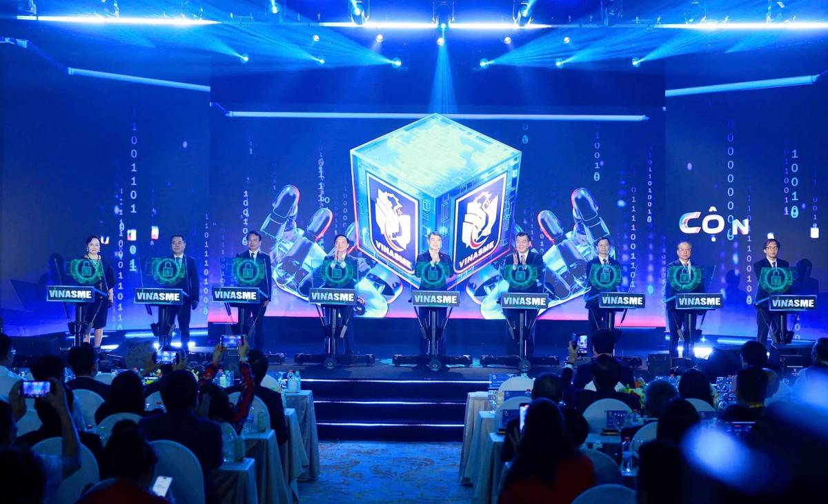 Thủ tướng Lê Minh Hưng cùng lãnh đạo VINASME và các đại biểu thực hiện nghi thức ra mắt nền tảng số của Hiệp hội Doanh nghiệp nhỏ và vừa Việt Nam.