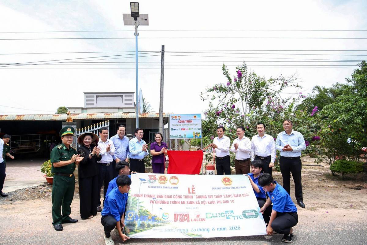 Đèn năng lượng mặt trời hỗ trợ người dân tại xã Ninh Điền, Tây Ninh