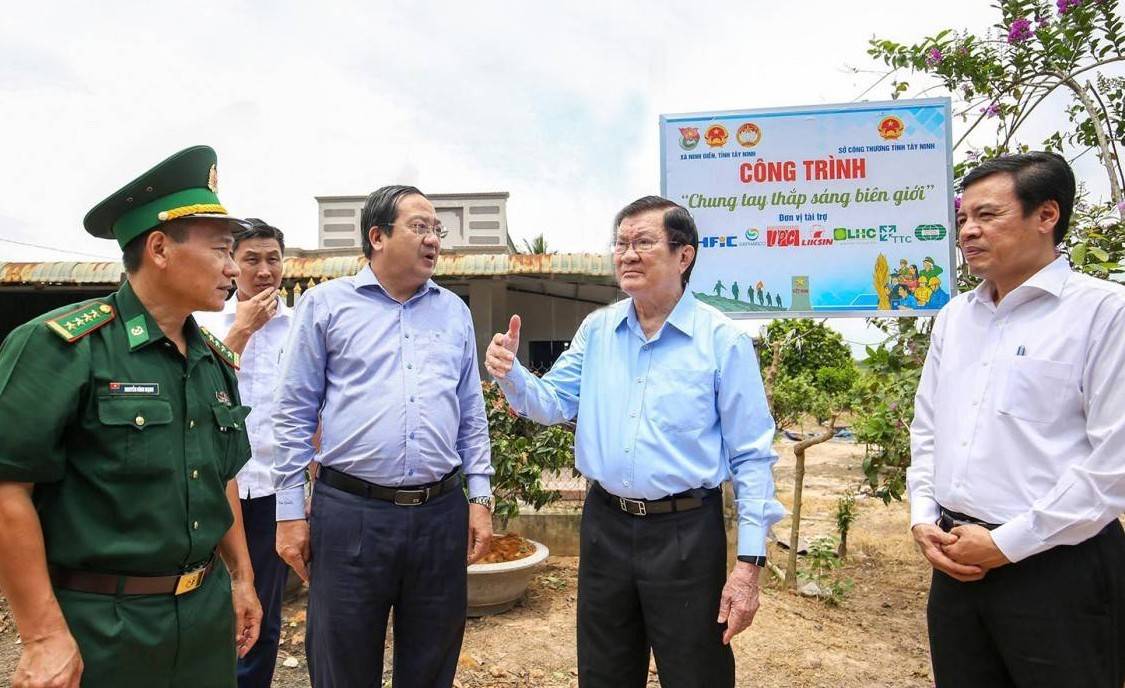 Tây Ninh đưa ánh sáng đến người dân dọc tuyến tuần tra biên giới
