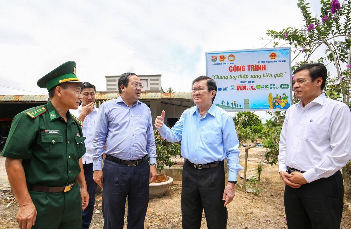 Tây Ninh trao đèn năng lượng mặt trời hỗ trợ người dân dọc tuyến đường tuần tra biên giới.