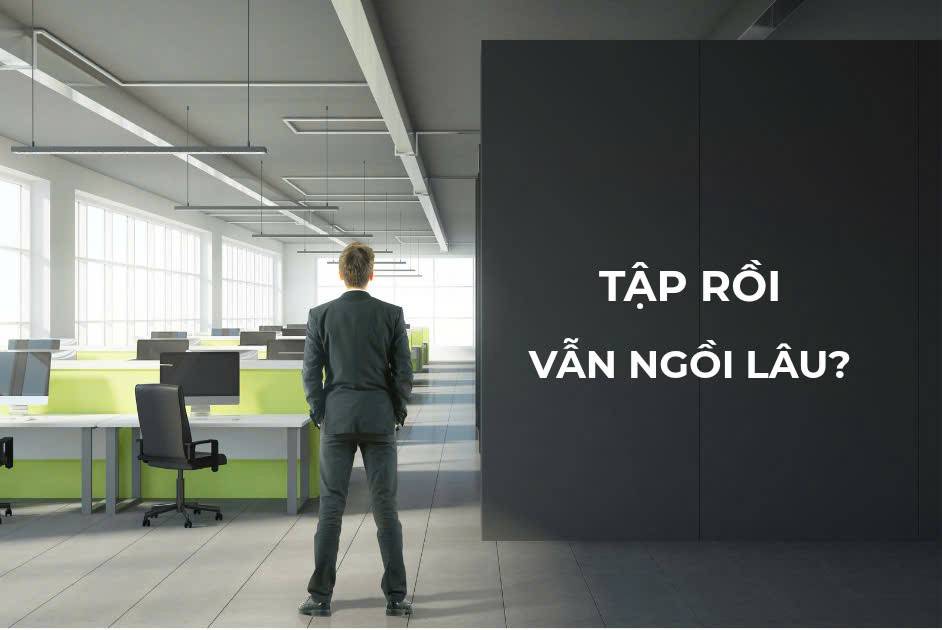 Người làm văn phòng đứng dậy vận động nhẹ giữa giờ làm để ngắt quãng thời gian ngồi lâu