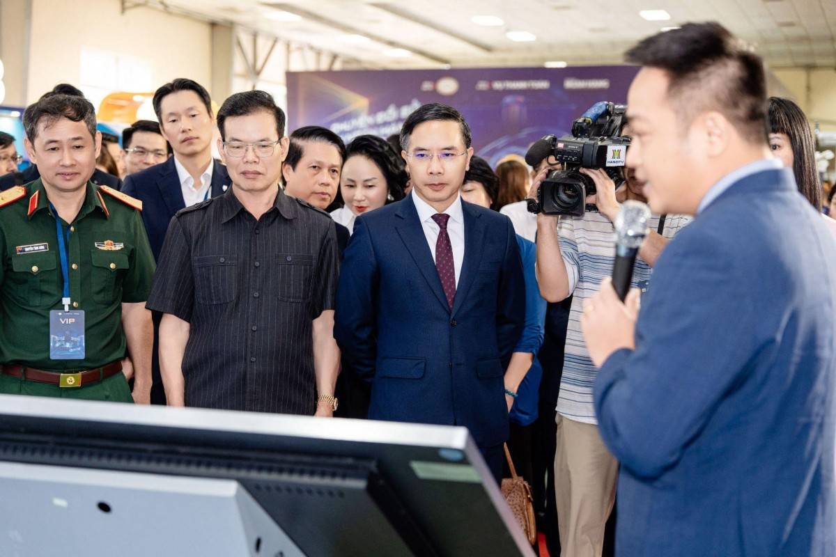 Thống đốc Ngân hàng Nhà nước và lãnh đạo các Bộ, ngành tham quan gian trưng bày của MB. (Nguồn: MB)