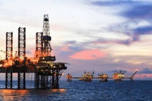 Kỳ vọng nối lại hàng hải qua eo biển Hormuz kéo giá dầu giảm mạnh