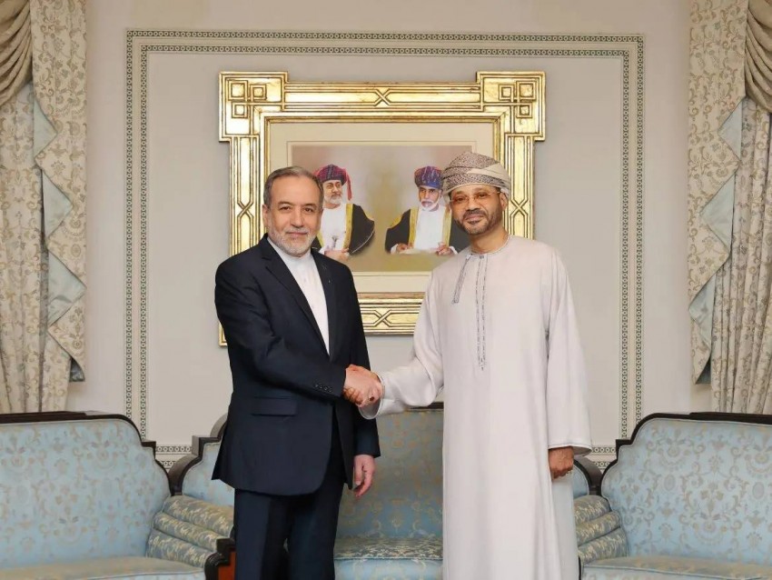 Ngoại trưởng Iran Abbas Araghchi cùng người đồng cấp Oman Badr bin Hamad Al Busaidi 