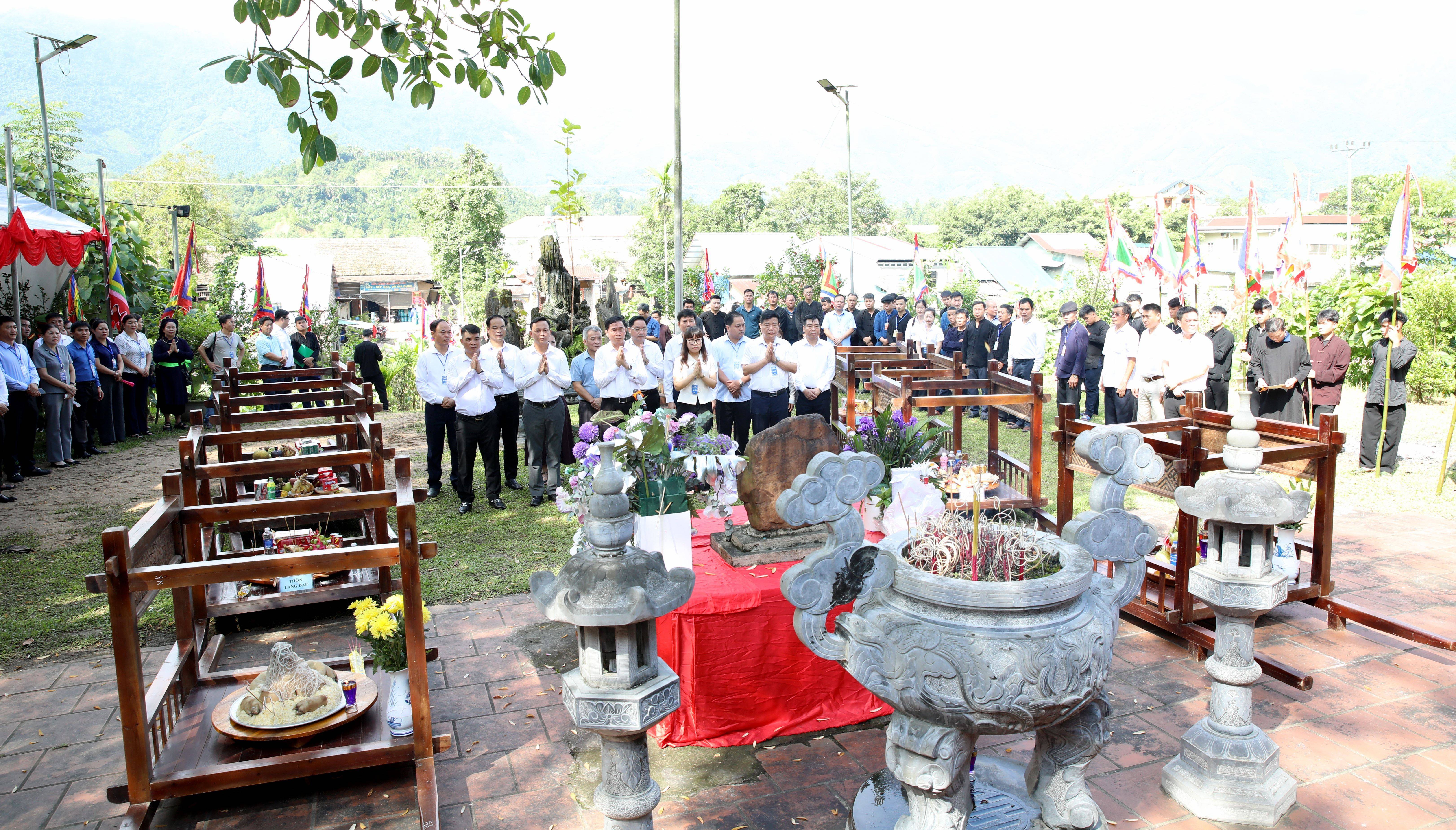 Các đại biểu thực hiện nghi lễ dâng hương tại Đền Nghĩa Đô