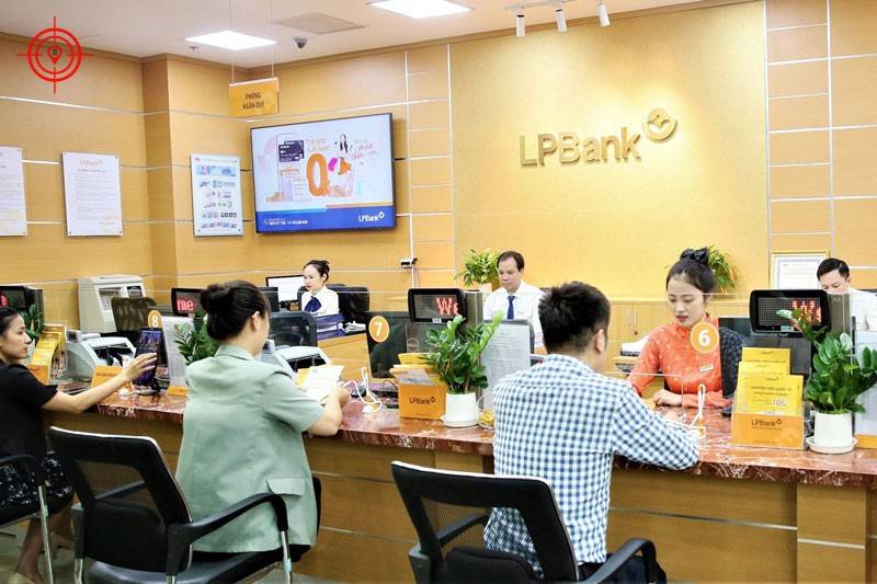Khách hàng giao dịch tại Ngân hàng LPBank Chi nhánh Tuyên Quang.