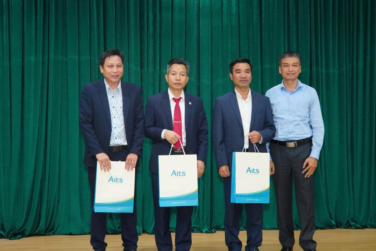 Công ty AITS tặng quà kỷ niệm cho các diễn giả tại diễn đàn 
