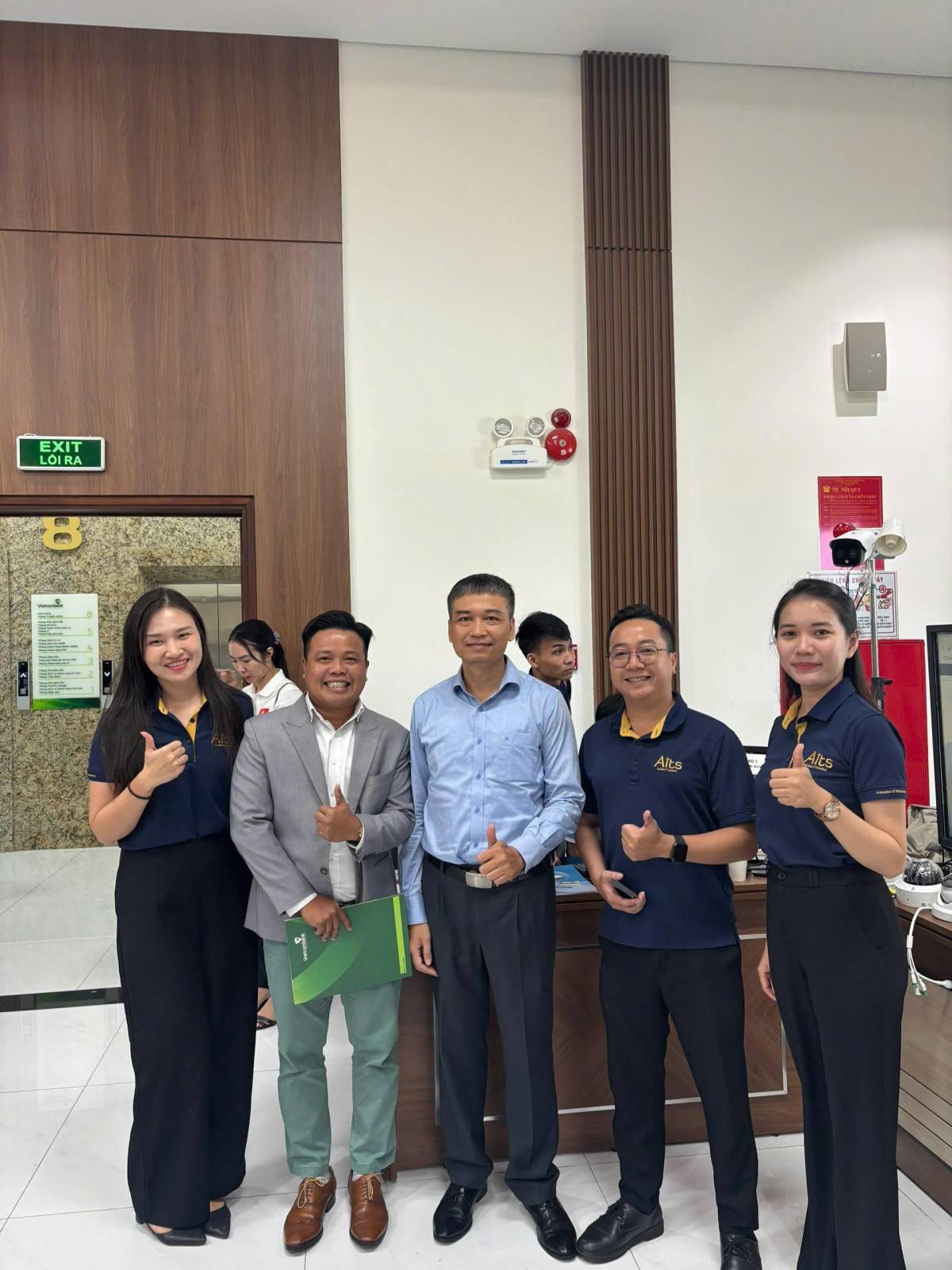 Đội ngũ Công ty AITS chụp ảnh lưu niệm