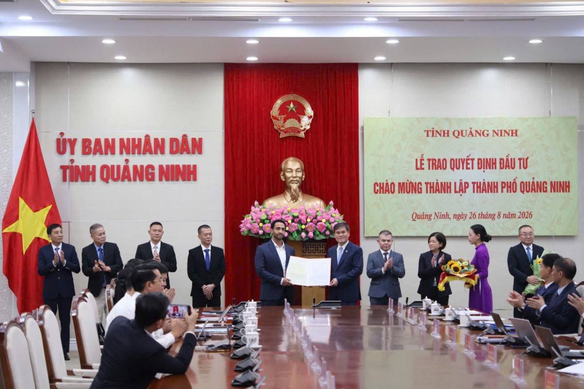 Ông Bùi Văn Khắng, Chủ tịch UBND tỉnh Quảng Ninh trao quyết định đầu tư cho các nhà đầu tư thực hiện 16 dự án, công trình trọng điểm chào mừng thành lập thành phố Quảng Ninh trực thuộc Trung ương.