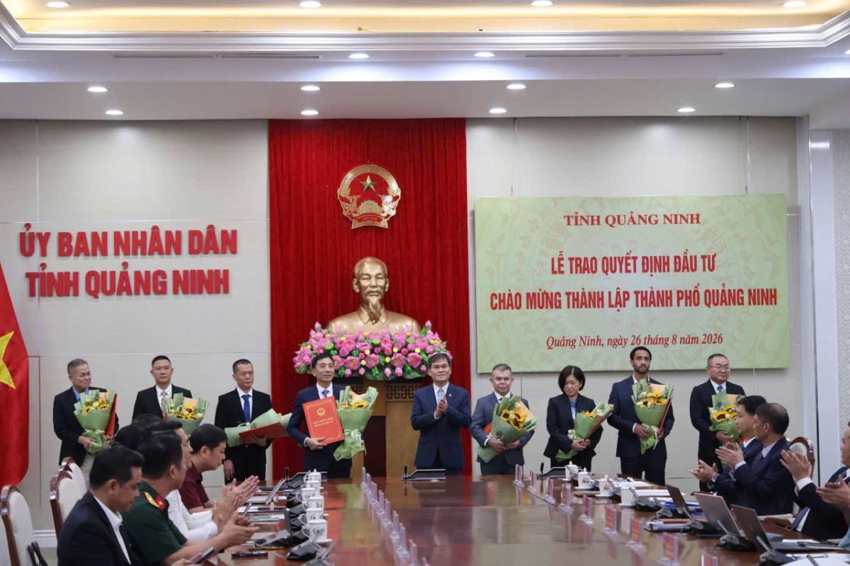 Ông Bùi Văn Khắng, Chủ tịch UBND tỉnh Quảng Ninh trao quyết định đầu tư cho các nhà đầu tư thực hiện 16 dự án, công trình trọng điểm chào mừng thành lập thành phố Quảng Ninh trực thuộc Trung ương.