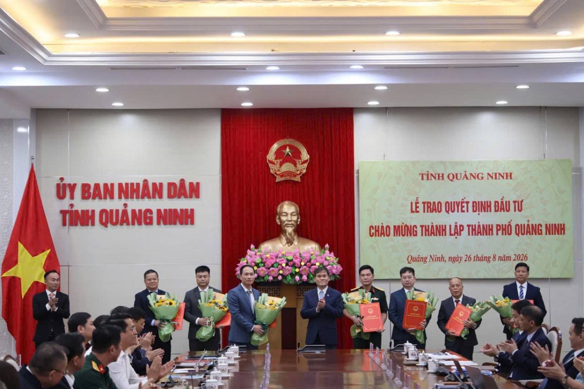 Ông Bùi Văn Khắng, Chủ tịch UBND tỉnh Quảng Ninh trao quyết định đầu tư cho các nhà đầu tư thực hiện 16 dự án, công trình trọng điểm chào mừng thành lập thành phố Quảng Ninh trực thuộc Trung ương.
