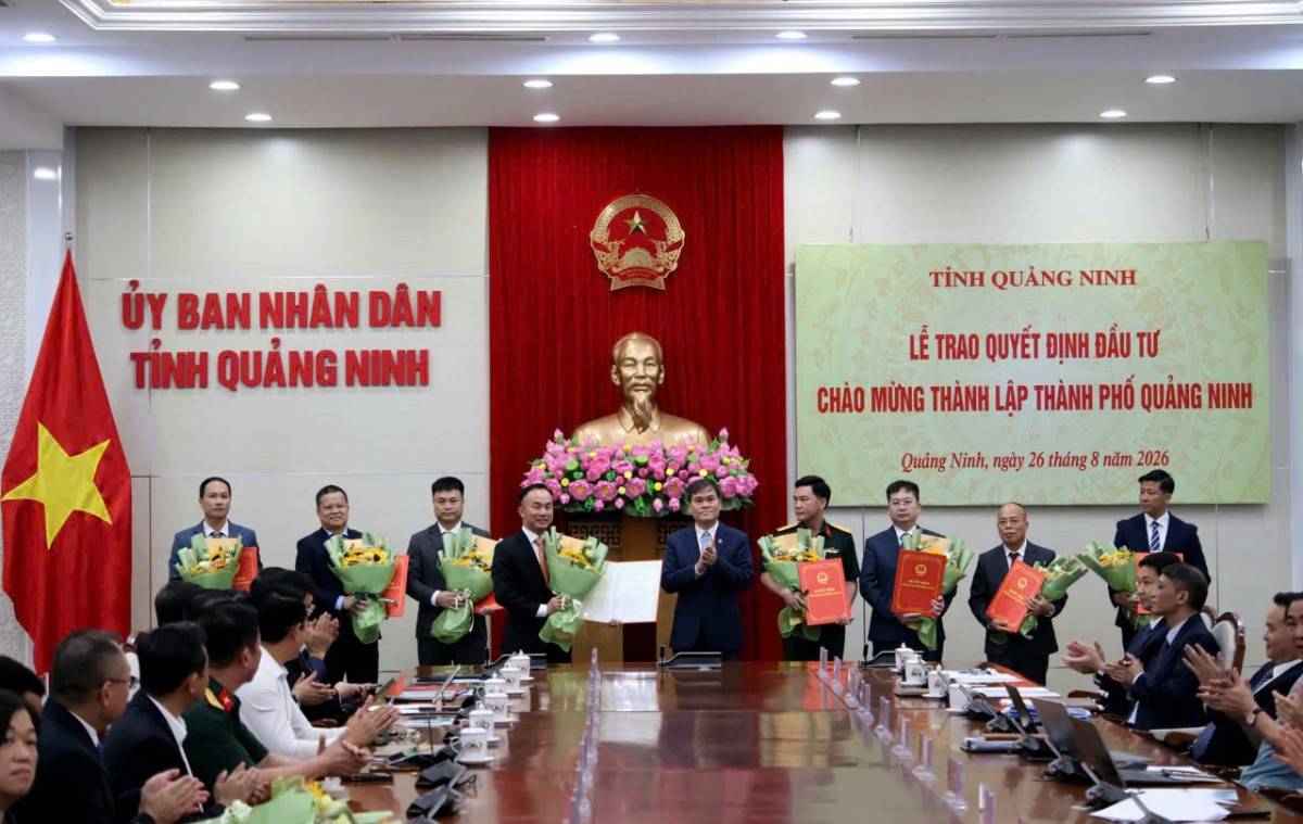 Ông Bùi Văn Khắng, Chủ tịch UBND tỉnh Quảng Ninh trao quyết định đầu tư cho các nhà đầu tư thực hiện 16 dự án, công trình trọng điểm chào mừng thành lập thành phố Quảng Ninh trực thuộc Trung ương.