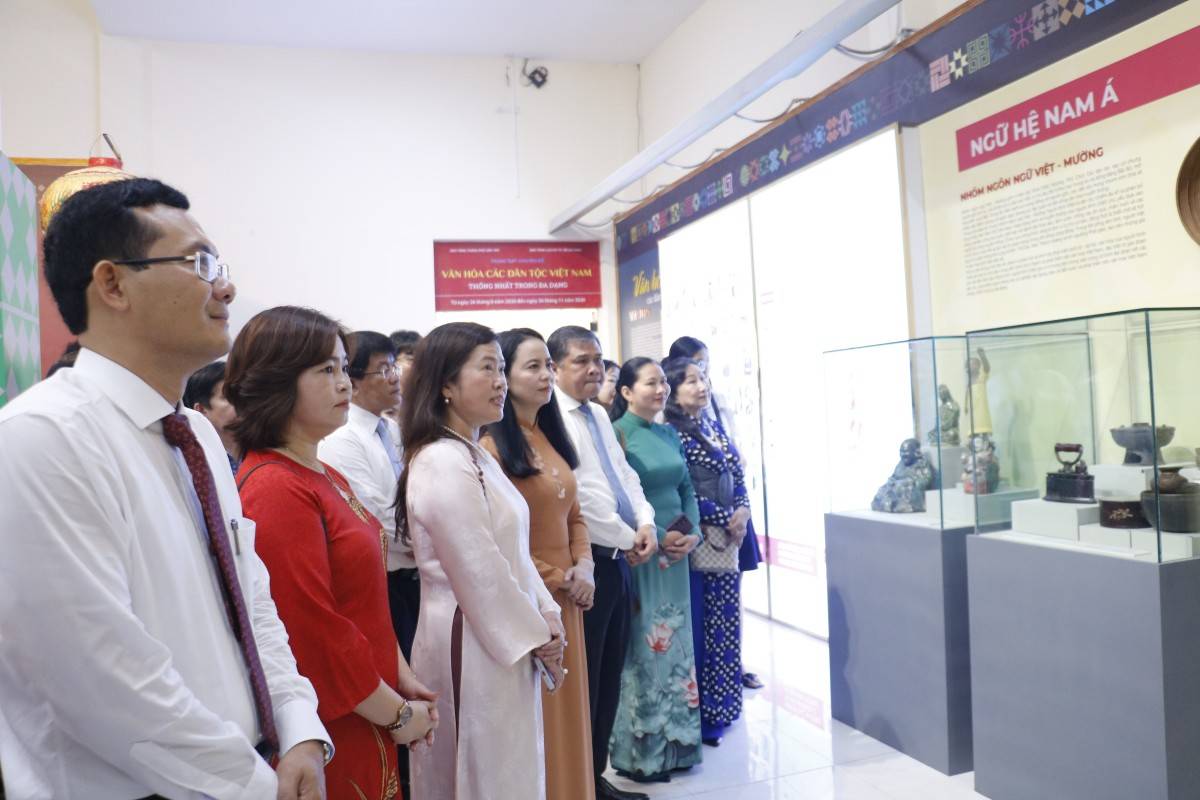 Cần Thơ triển làm ảnh về Bác và trưng bày 250 hiện vật văn hóa dân tộc