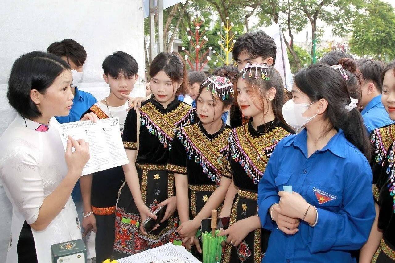 Mở rộng việc làm tại chỗ, tạo sinh kế bền vững cho vùng dân tộc thiểu số