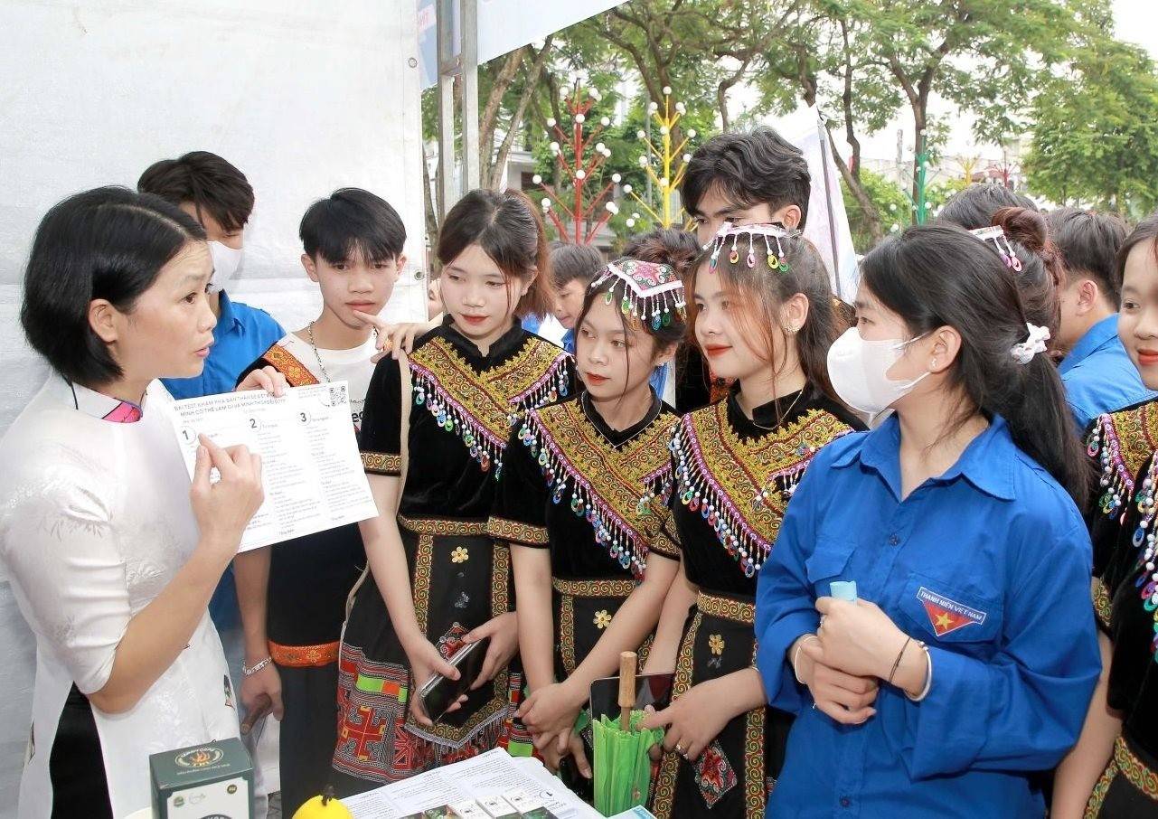 Mở rộng việc làm tại chỗ, tạo sinh kế bền vững cho vùng dân tộc thiểu số