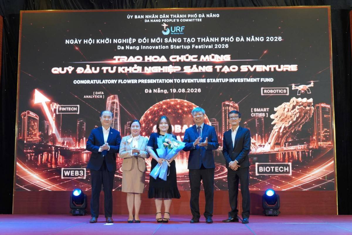 Bà Stephanie H. McCullagh – Giám đốc Quỹ SVenture nhận hoa chúc mừng từ Ông Hồ Quang Bửu Phó Chủ tịch UBND TP.Đà Nẵng tại SURF 2026, ngày 19/8/2026.