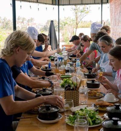 Bàn ăn Farm-to-Table, rau củ tươi, du khách tự hái rau hoặc đầu bếp chế biến nguyên liệu địa phương.