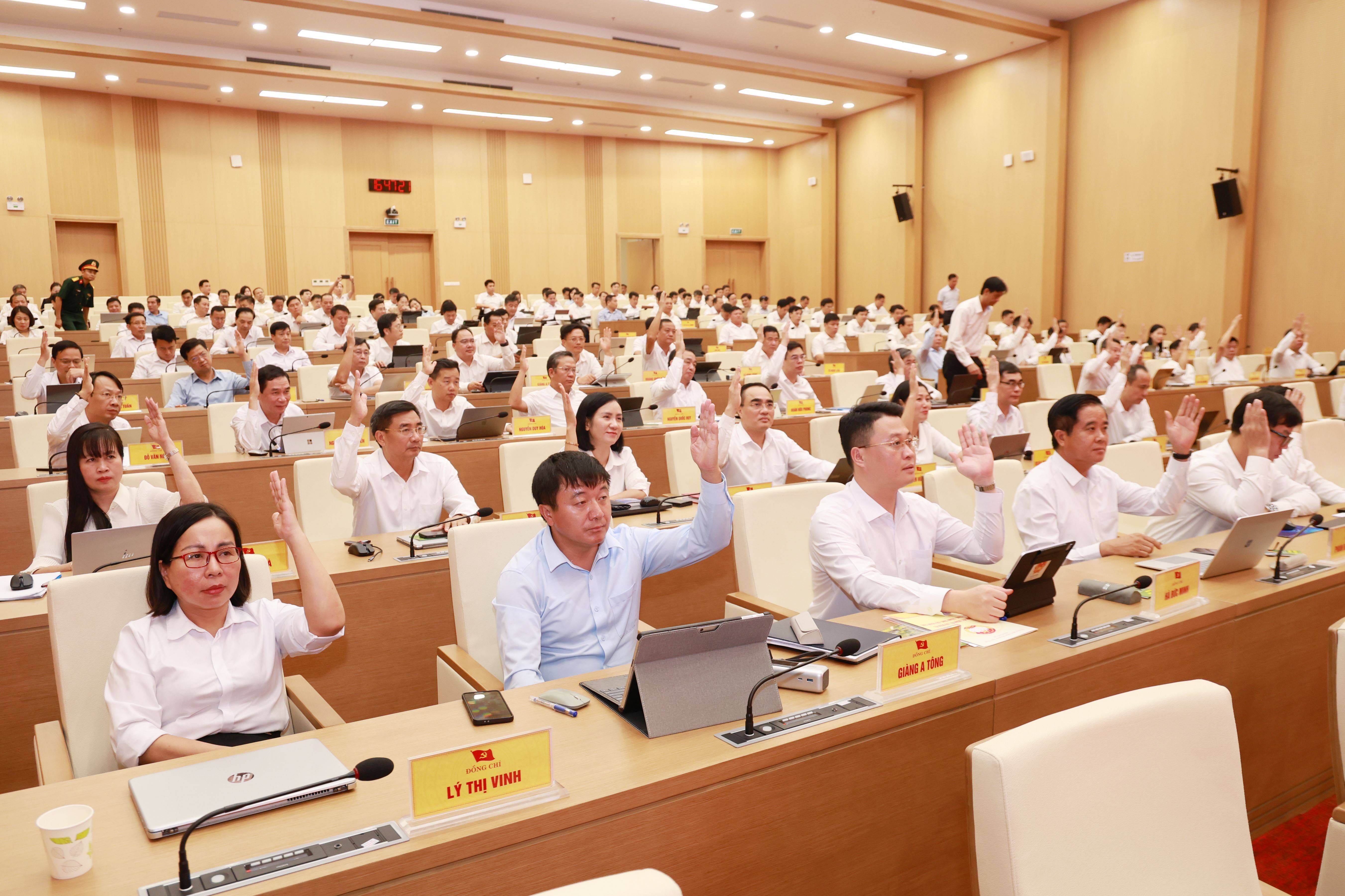 Ban Chấp hành Đảng bộ tỉnh Lào Cai đã biểu quyết thông qua nghị quyết triển khai các chương trình hành động thực hiện nghị quyết, quy định, kết luận của Hội nghị Trung ương 3 khóa XIV và Nghị quyết Hội nghị lần thứ 11.
