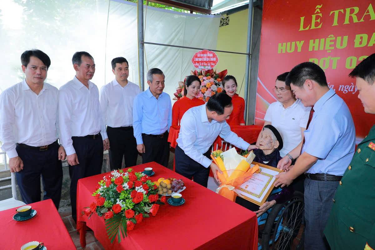 Thanh Hóa: Trưởng Ban Tuyên giáo Trung ương Trịnh Văn Quyết trao tặng Huy hiệu 80 năm tuổi Đảng cho 3 đảng viên lão thành