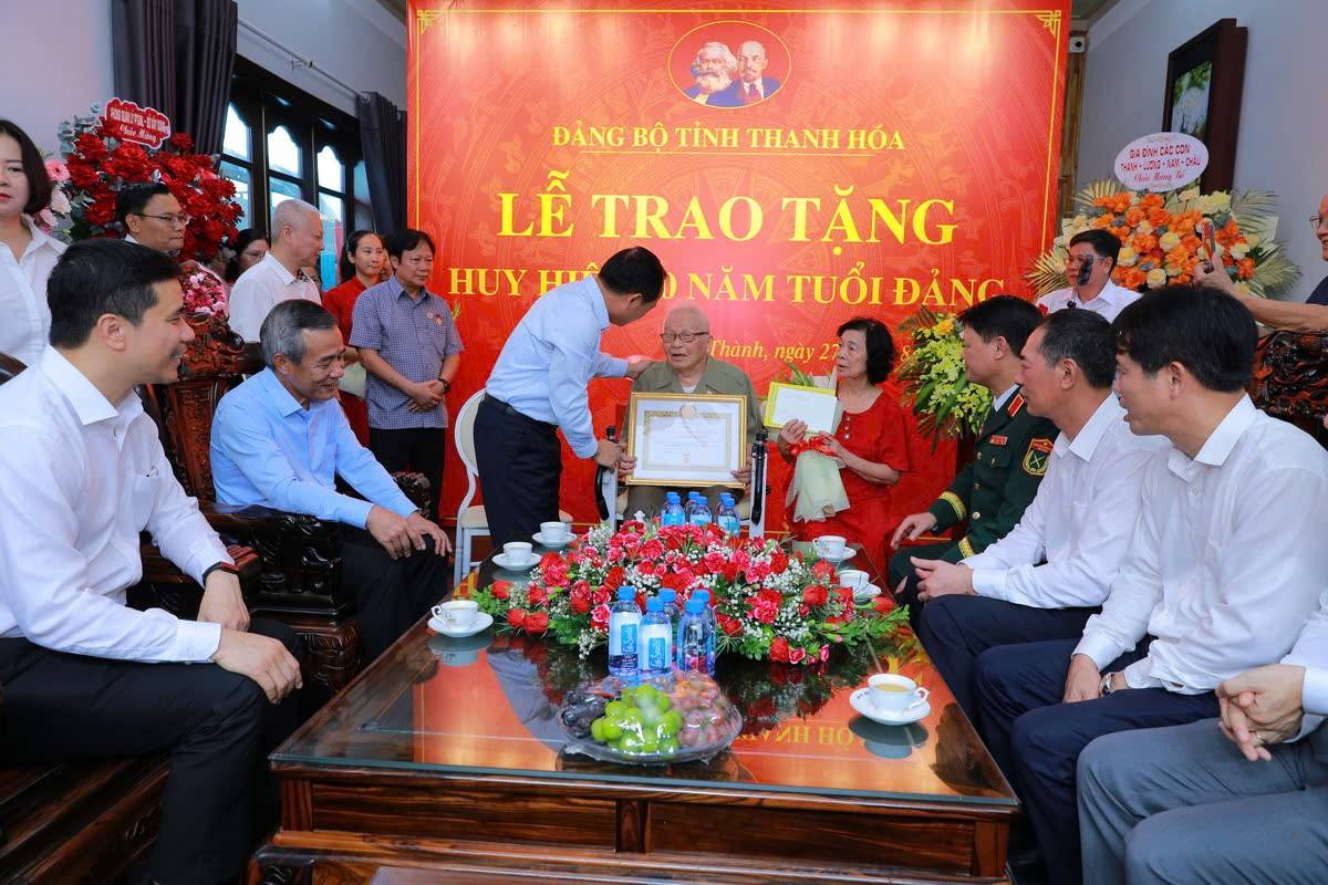 Thanh Hóa: Trưởng Ban Tuyên giáo Trung ương Trịnh Văn Quyết trao tặng Huy hiệu 80 năm tuổi Đảng cho 3 đảng viên lão thành