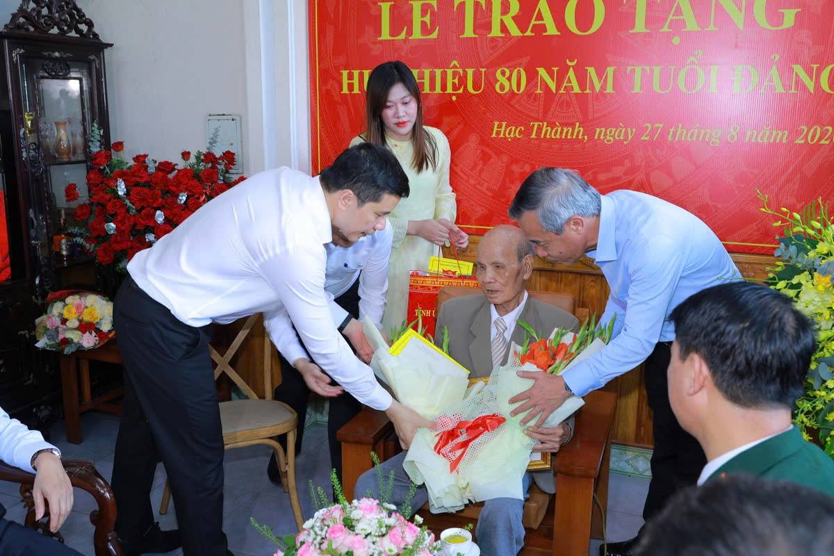 Thanh Hóa: Trưởng Ban Tuyên giáo Trung ương Trịnh Văn Quyết trao tặng Huy hiệu 80 năm tuổi Đảng cho 3 đảng viên lão thành