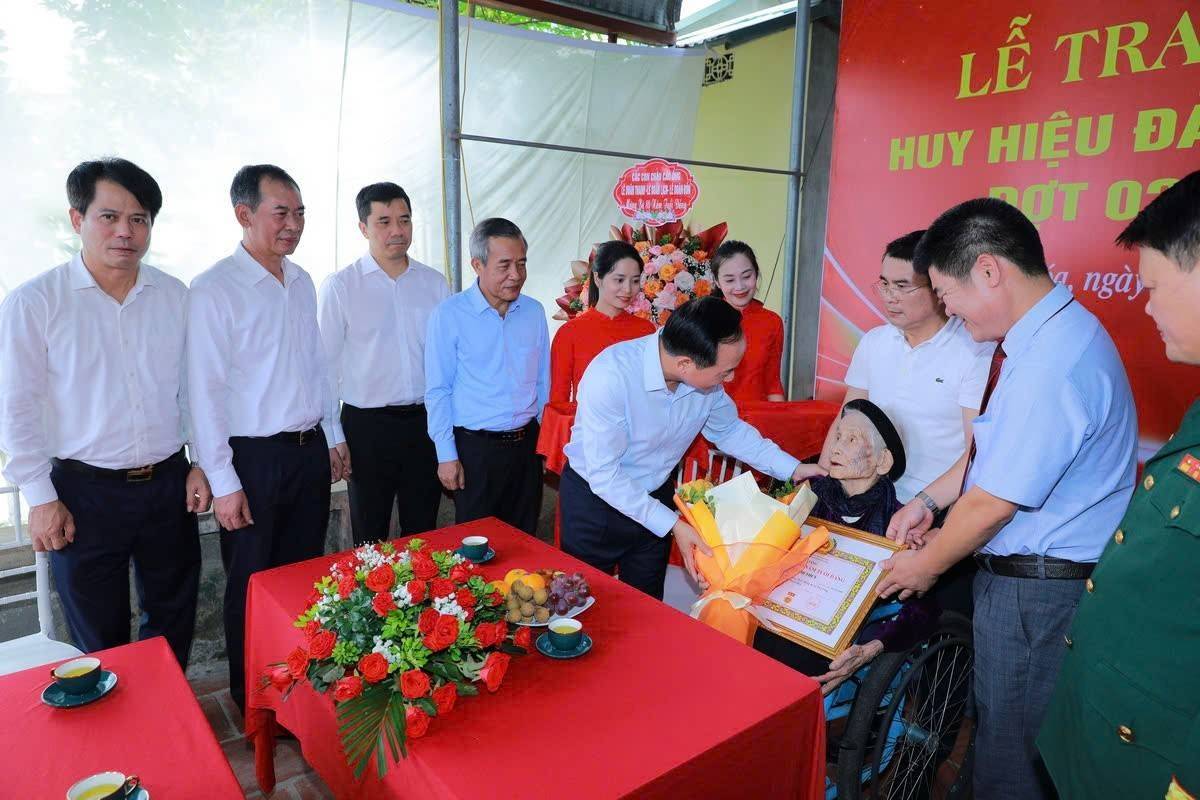 Thanh Hóa: Trưởng Ban Tuyên giáo Trung ương Trịnh Văn Quyết trao tặng Huy hiệu 80 năm tuổi Đảng cho 3 đảng viên lão thành