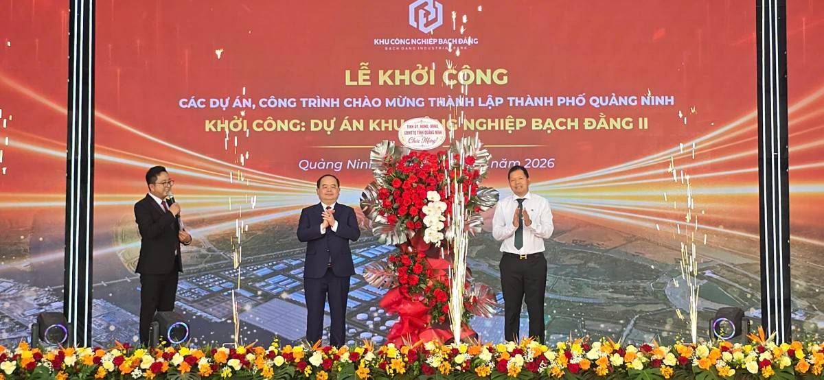 Ông Quản Minh Cường, Bí thư Tỉnh ủy Quảng Ninh tặng hoa chúc mừng