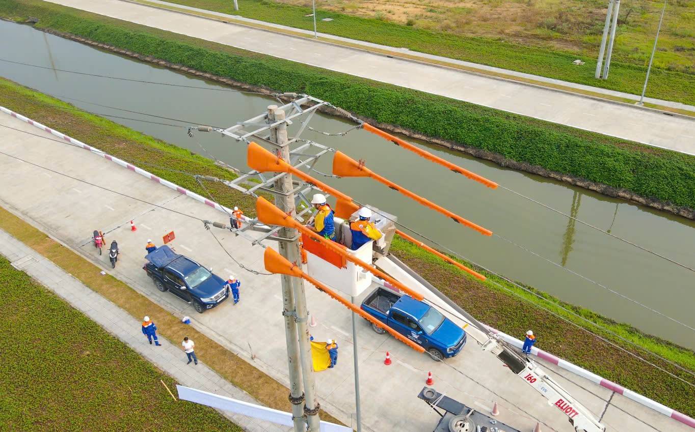 Công ty Điện lực Nghệ An đẩy mạnh ứng dụng công nghệ, sửa chữa điện hotline, giảm thời gian mất điện cho khách hàng.