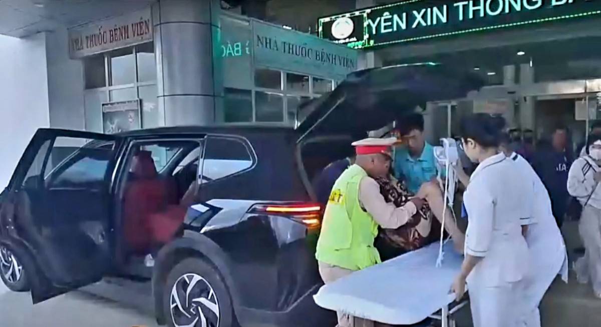 Cán bộ Đội CSGT đường bộ số 2 - Phòng CSGT Công an tỉnh Đắk Lắk nhanh chóng hỗ trợ đưa người dân kịp thời vào bệnh viện cấp cứu. (Ảnh cắt từ clip).