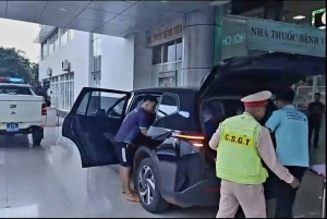 Đắk Lắk: Xe đặc chủng Cảnh sát giao thông hú còi mở đường, cứu cụ ông 82 tuổi bị đột quỵ trên quốc lộ tắc nghẽn