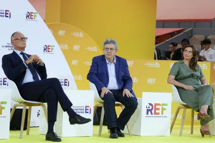 Ông Jean-Luc Mélenchon (giữa) có chủ trương yêu cầu Ngân hàng Trung ương châu Âu (ECB) xoá nợ cho Pháp