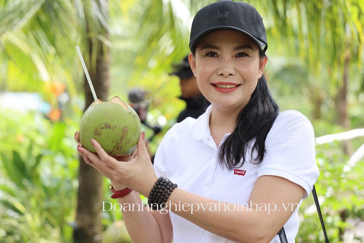 Trải nghiệm rừng U Minh Hạ với nước dừa miền quê.