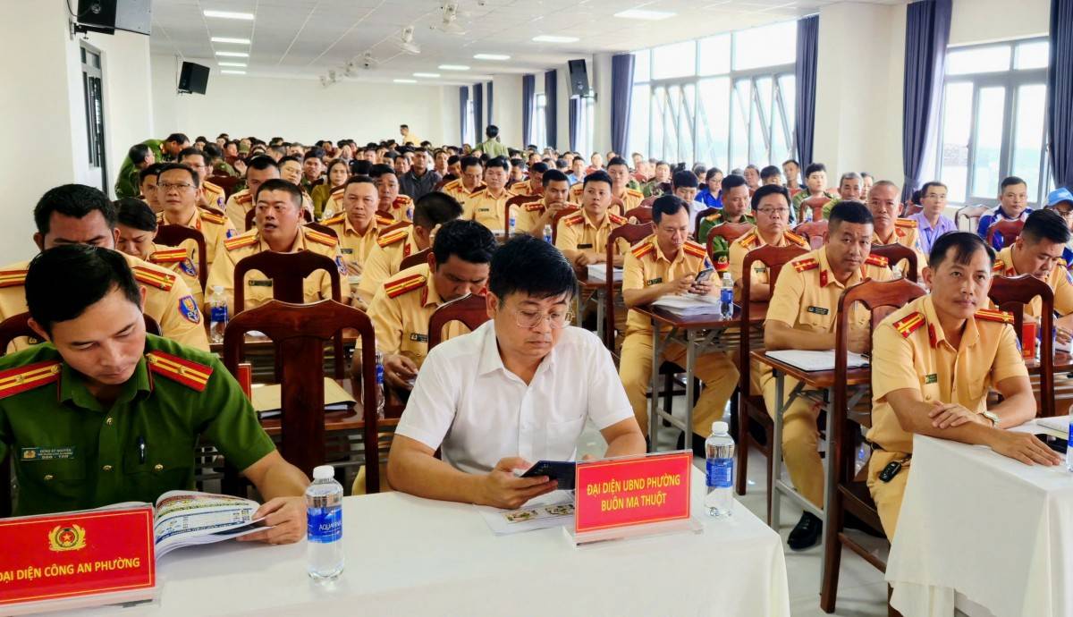  Lãnh đạo Phòng CSGT Công an tỉnh Đắk Lắk và lãnh đạo phường Buôn Ma Thuột cùng đông đảo đại biểu tham dự hội nghị.