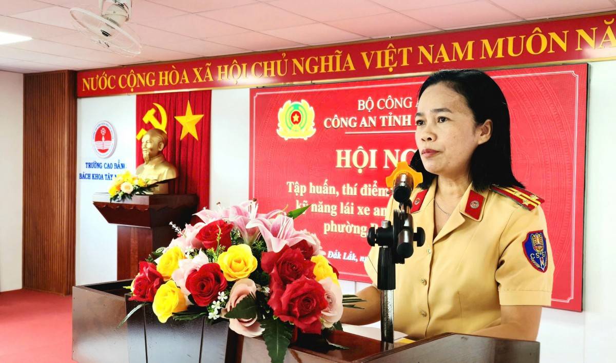 Thượng tá Phạm Thị Mộng Tuyết - Phó trưởng phòng CSGT - Công an tỉnh Đắk Lắk khai mạc hội nghị.